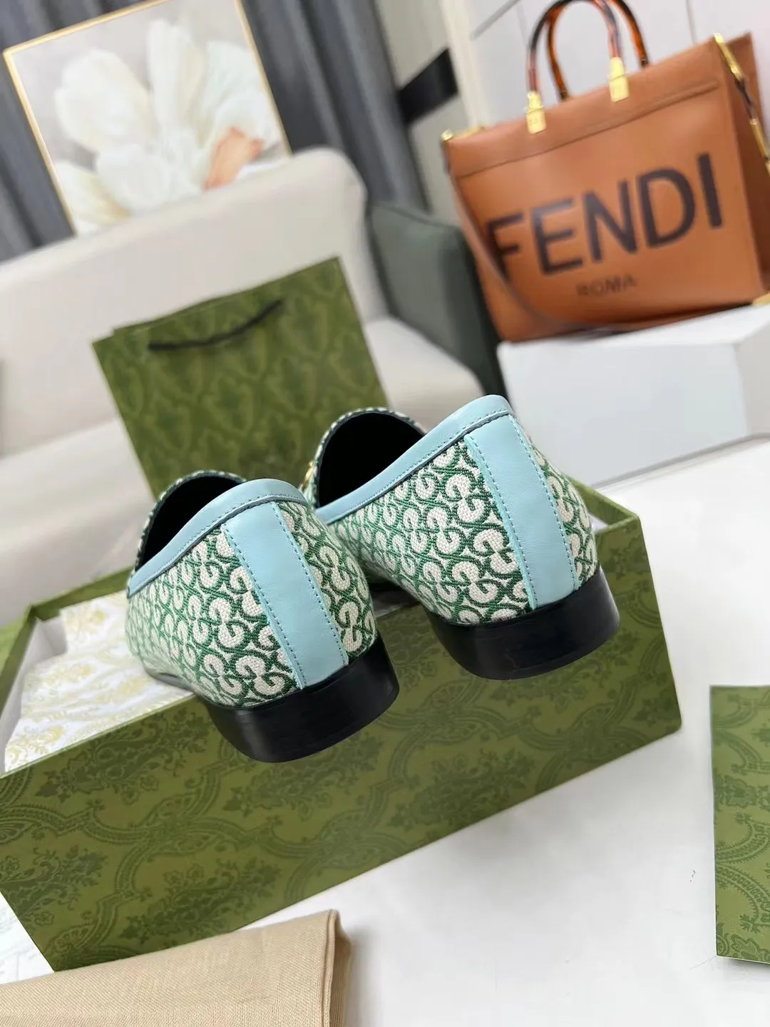 👟👟Ex-factory price 380👟👟 Genuine leather sole +50 Men +20 GUCCI latest fabric, double G side, chasing fashion, special matching, worth owning, super comfortable on the feet, generous and decent. Heel height 2Cm. Multiple colors to choose from: sizes 35-42, the picture above is a big seller. Male 38-46